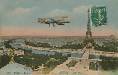 Vliegtuig cirkelt rond de Eiffeltoren in Parijs, Frankrijk. Ansichtkaart verzonden in 1913 door French Photographer